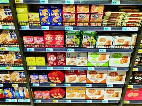 文化西路一大型商超内的达利食品旗下商品